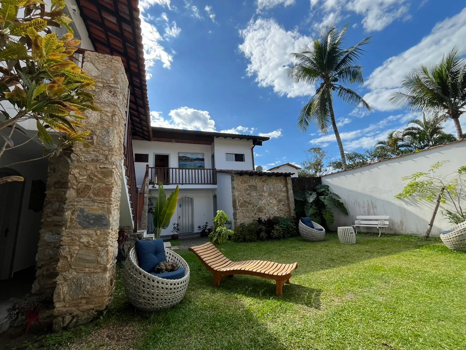 Jardim e arquitetura da Casa Arte Caborê