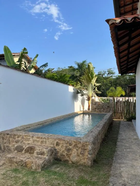 Piscina de pedra da Casa Arte Caborê