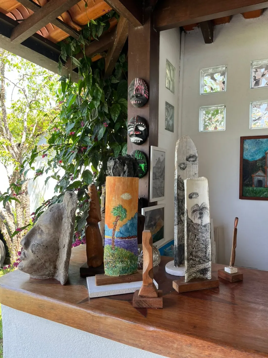 Obras e esculturas no ateliê
