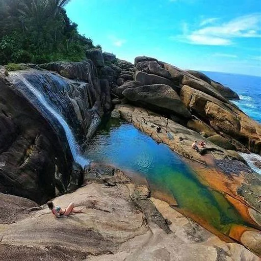 Piscina natural e queda d'água em Paraty