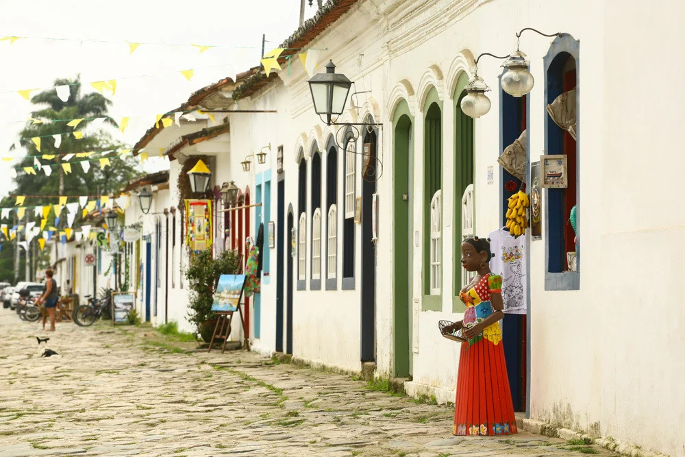 Rua histórica com casinhas coloridas em Paraty