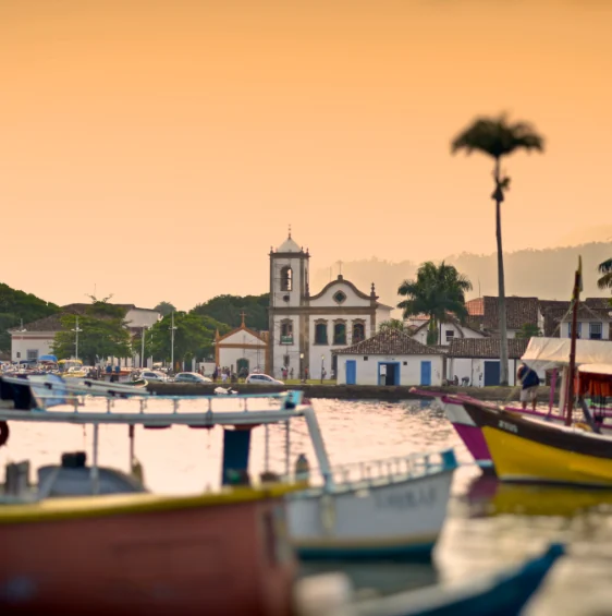 Igreja e barcos em Paraty