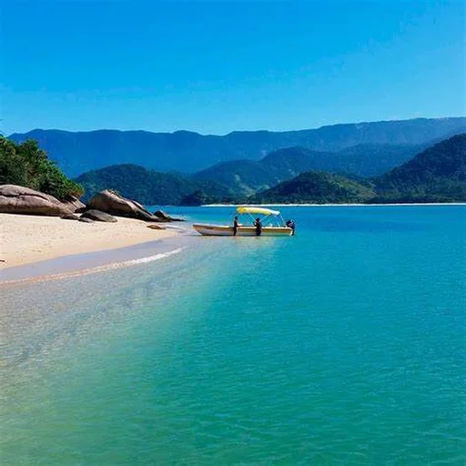 Praia de água clara em Paraty com barco