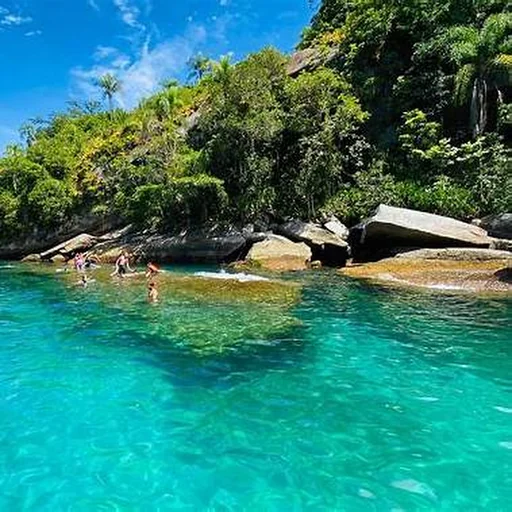 Água azul-turquesa em Paraty